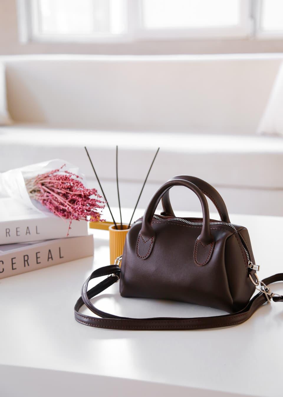 Koyu Kahverengi Suni Deri Tek Bölmeli Fermuarlı Ayarlanabilir Askılı El Kolve Omuz Çantası Sorella Kafe