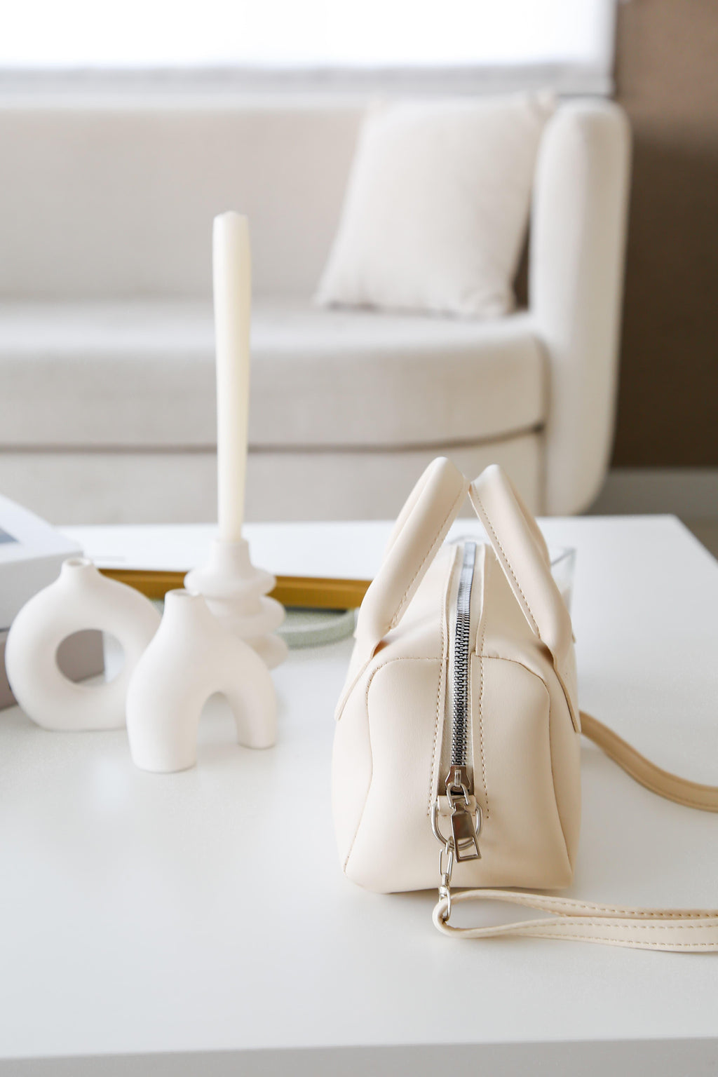 Krem Suni Deri Tek Bölmeli Fermuarlı Ayarlanabilir Askılı El, Kol Ve Omuz Çantası Sorella Sivra