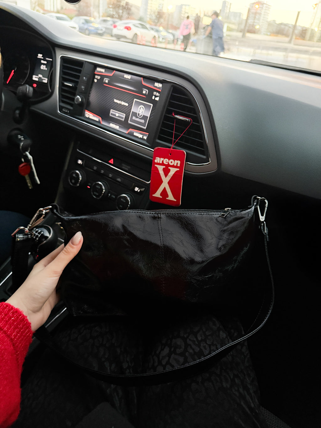 Siyah Parlak Deri Görünümlü Trend Omuz Çantası