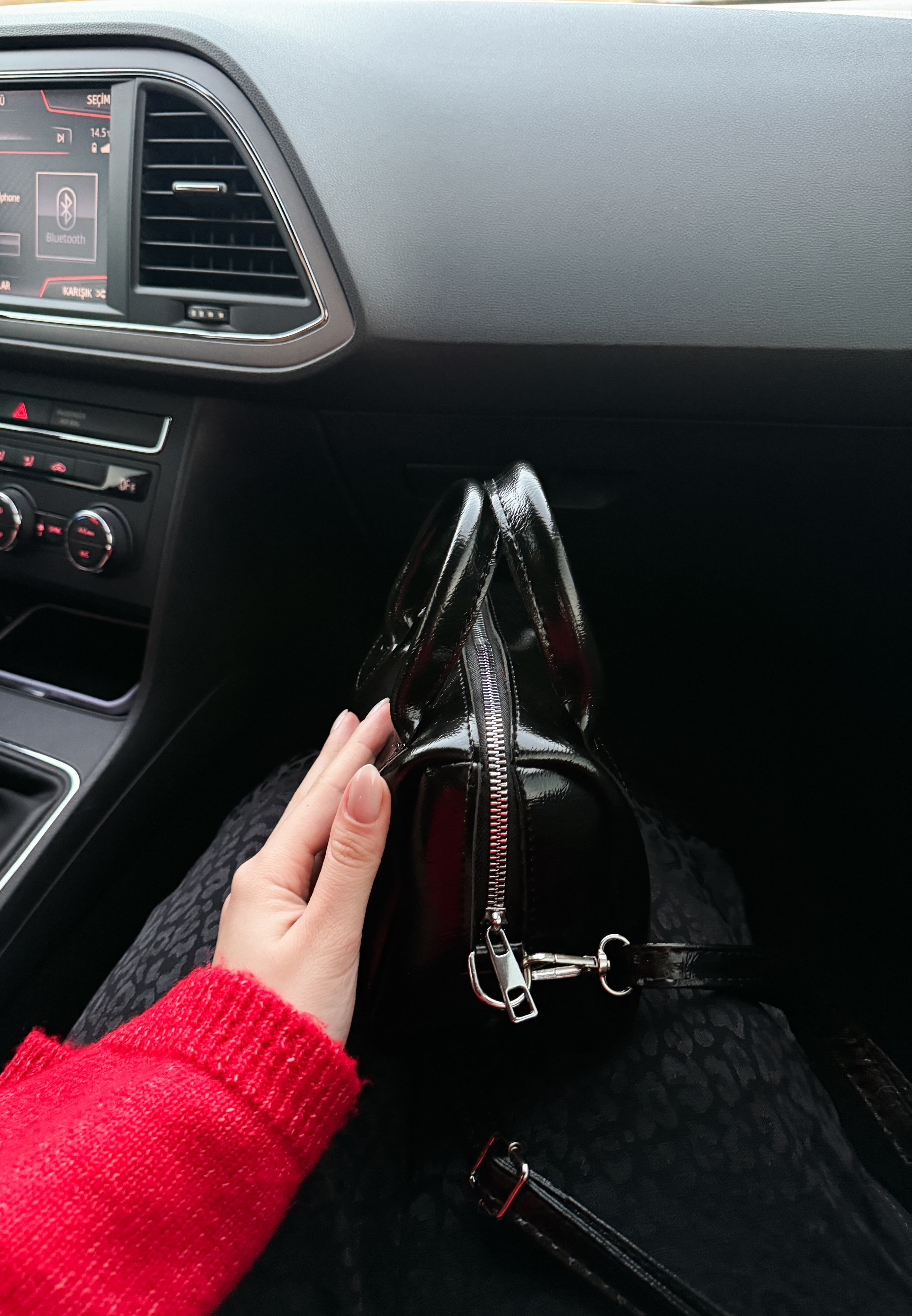 Siyah  Suni Deri Kırışık Kumaş Tek  Bölmeli Fermuarlı Ayarlanabilir Askılı El Omuz Çantası