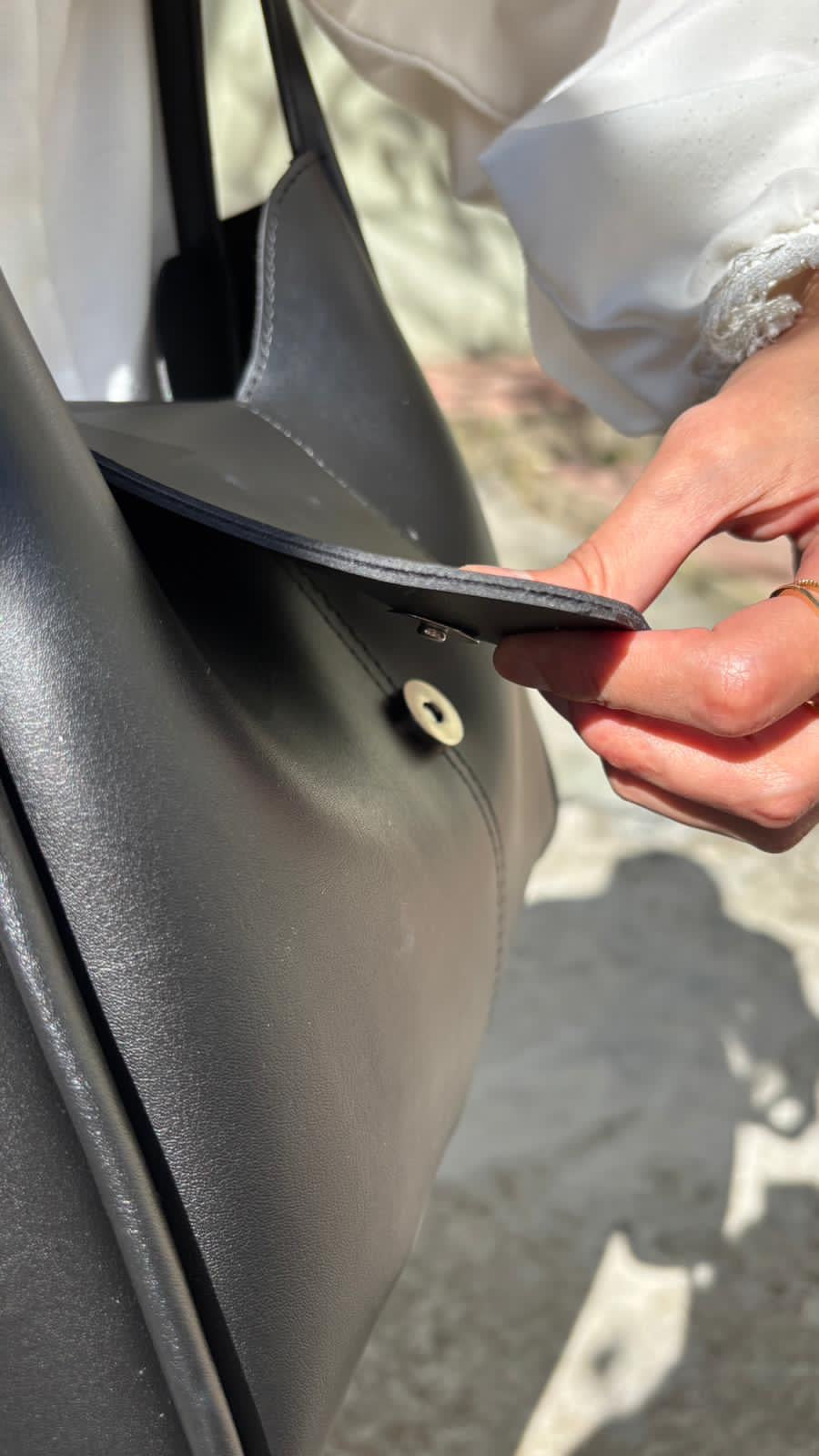 Siyah Suni Deri Çıtçıtlı Geniş Hacimli Omuz Çantası Nova Tote