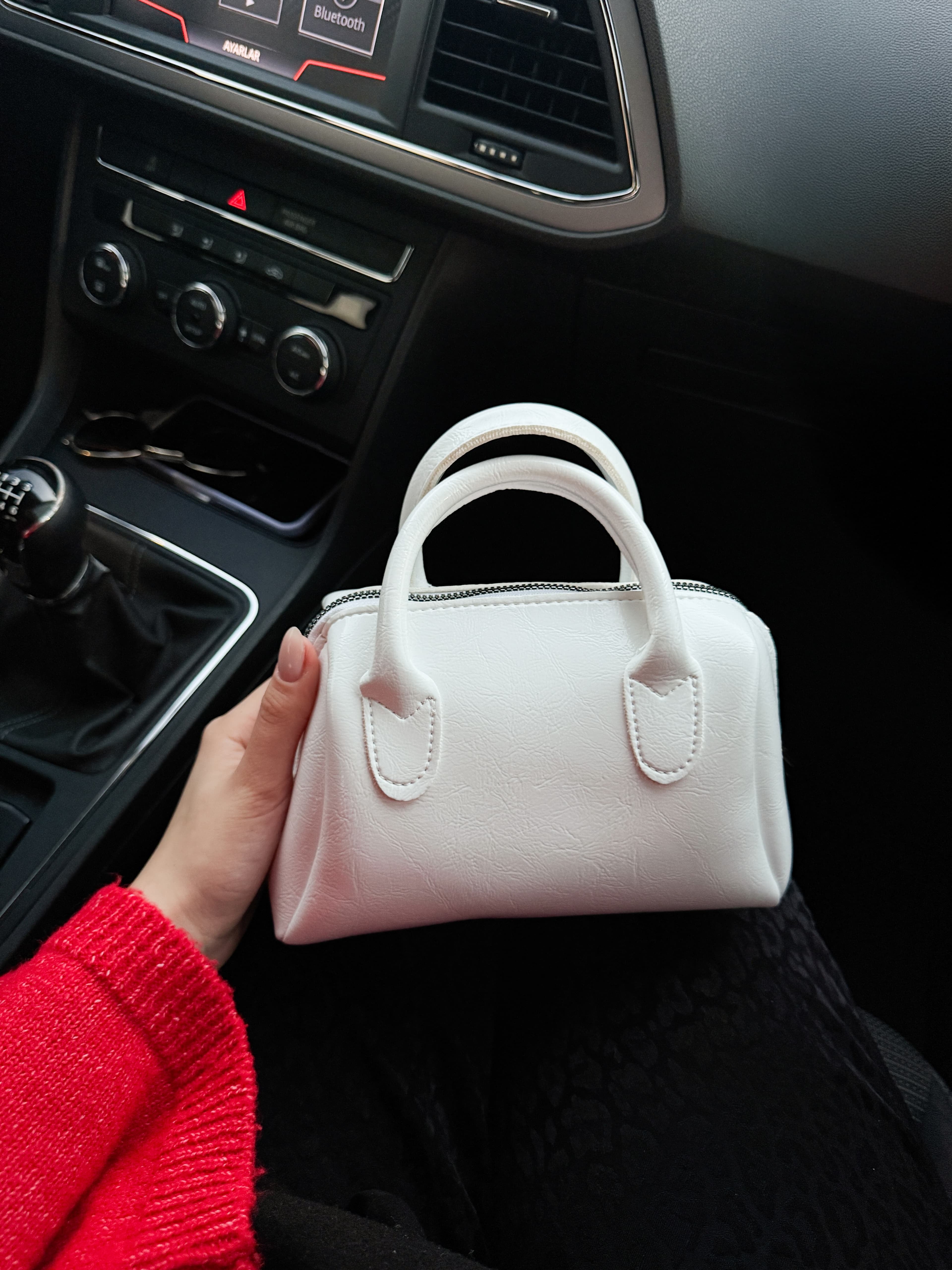 Beyaz  Suni Deri Kırışık Kumaş Tek  Bölmeli Fermuarlı Ayarlanabilir Askılı El Omuz Çantası