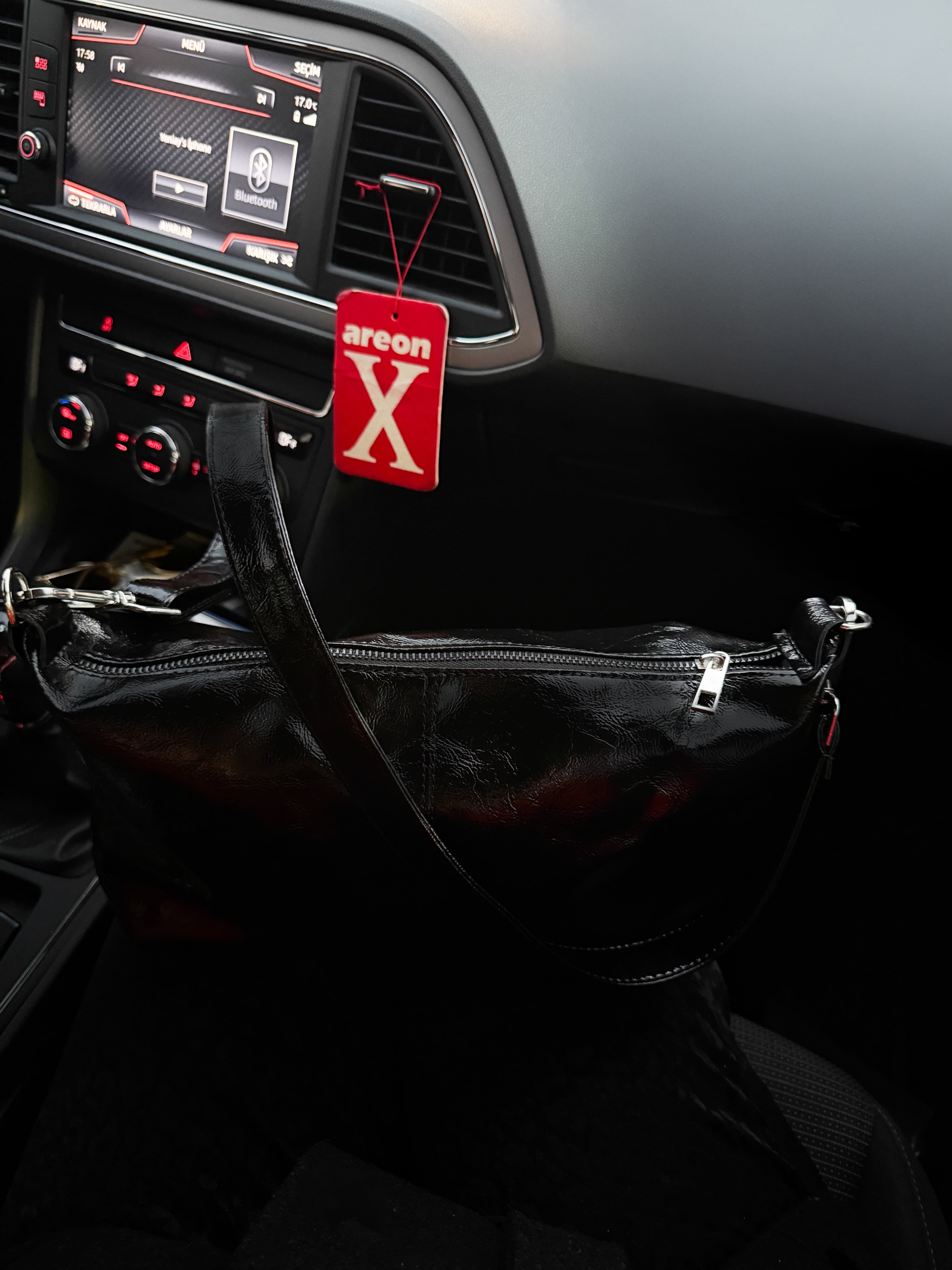 Siyah Parlak Deri Görünümlü Trend Omuz Çantası