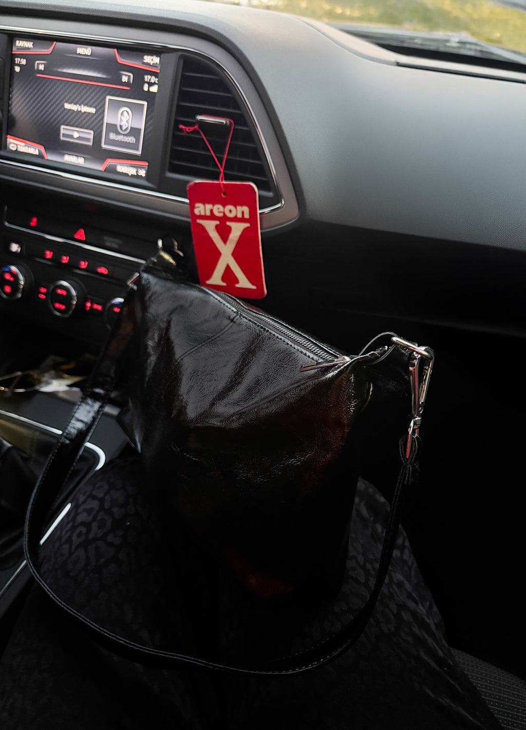 Siyah Parlak Deri Görünümlü Trend Omuz Çantası