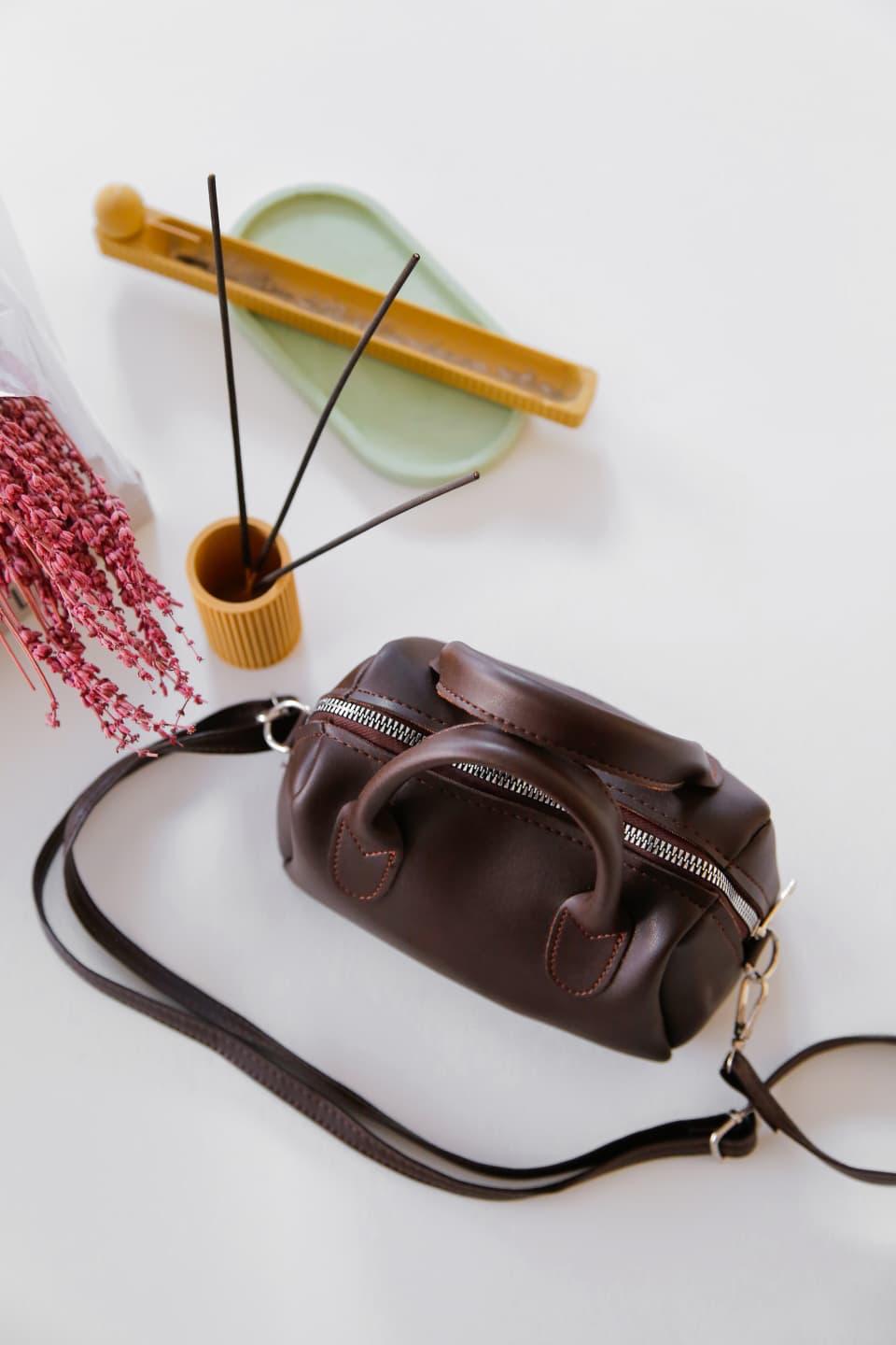 Koyu Kahverengi Suni Deri Tek Bölmeli Fermuarlı Ayarlanabilir Askılı El Kolve Omuz Çantası Sorella Kafe