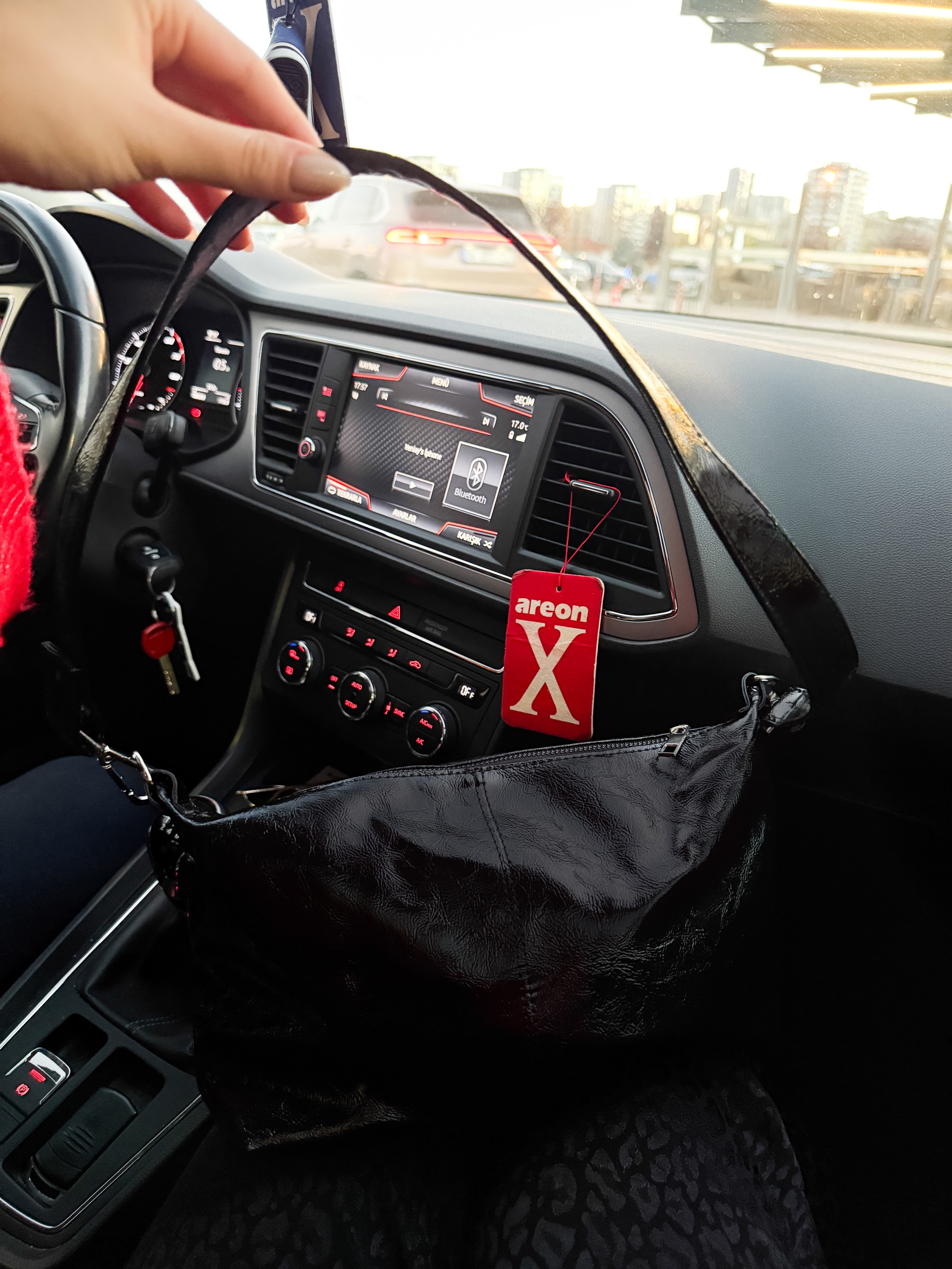 Siyah Parlak Deri Görünümlü Trend Omuz Çantası