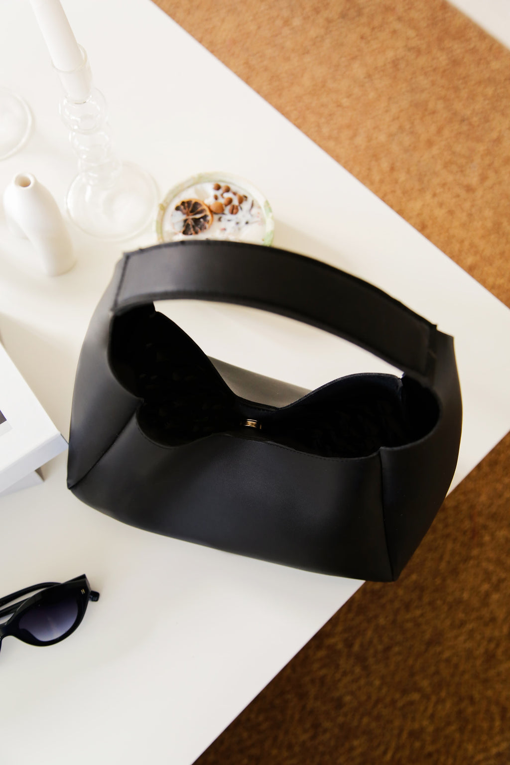 Siyah Suni-Şık Deri, Çıtçıtlı, Tek Bölmeli, Fermuarlı Makyaj Çantalı, El, Kol Ve Omuz Çantası Amira Nutt