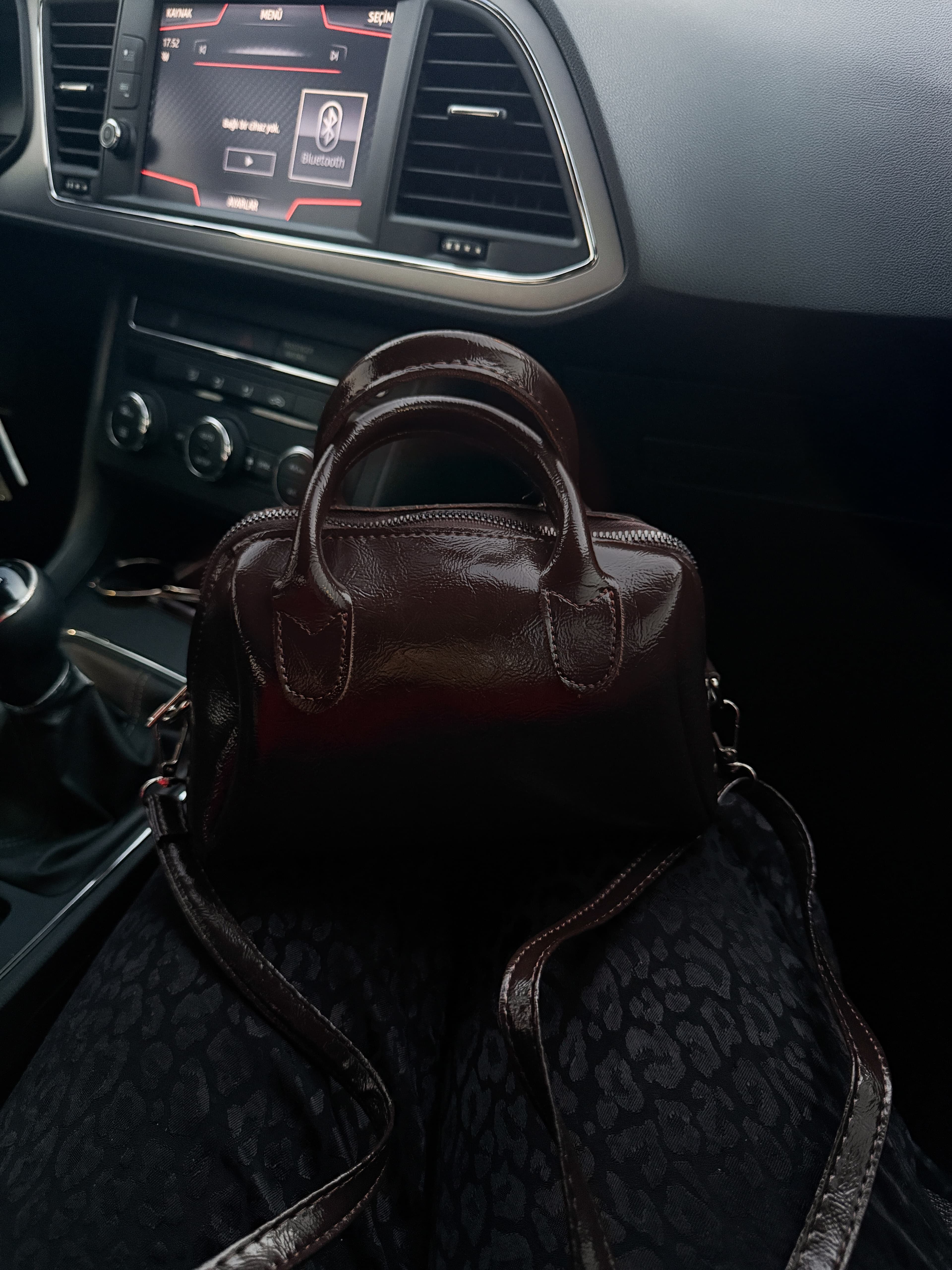 Kahverengi  Suni Deri Kırışık Kumaş Tek  Bölmeli Fermuarlı Ayarlanabilir Askılı El Omuz Çantası