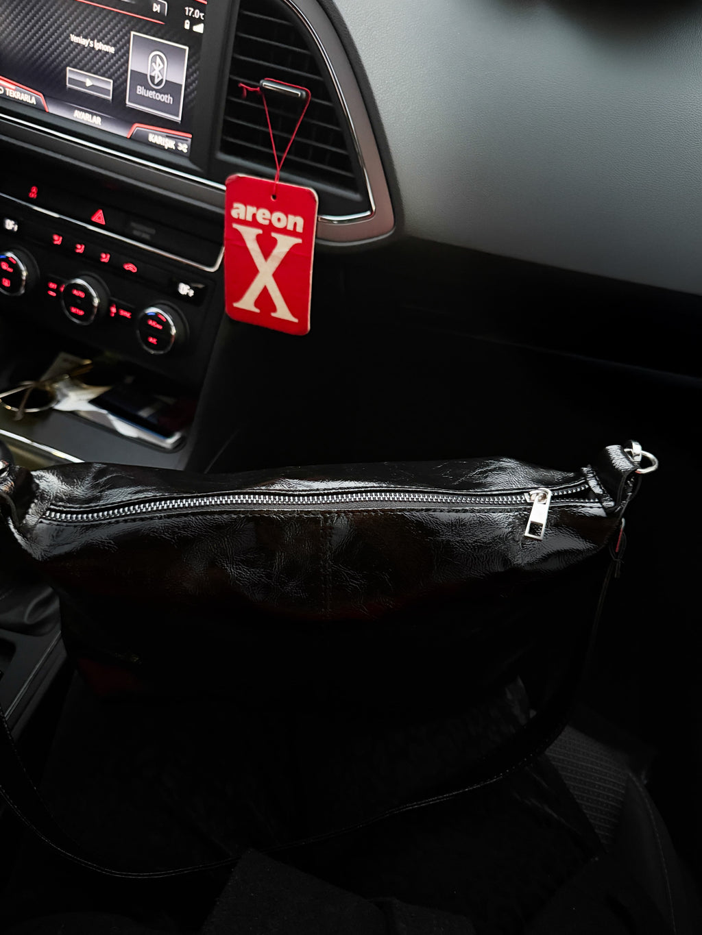 Siyah Parlak Deri Görünümlü Trend Omuz Çantası