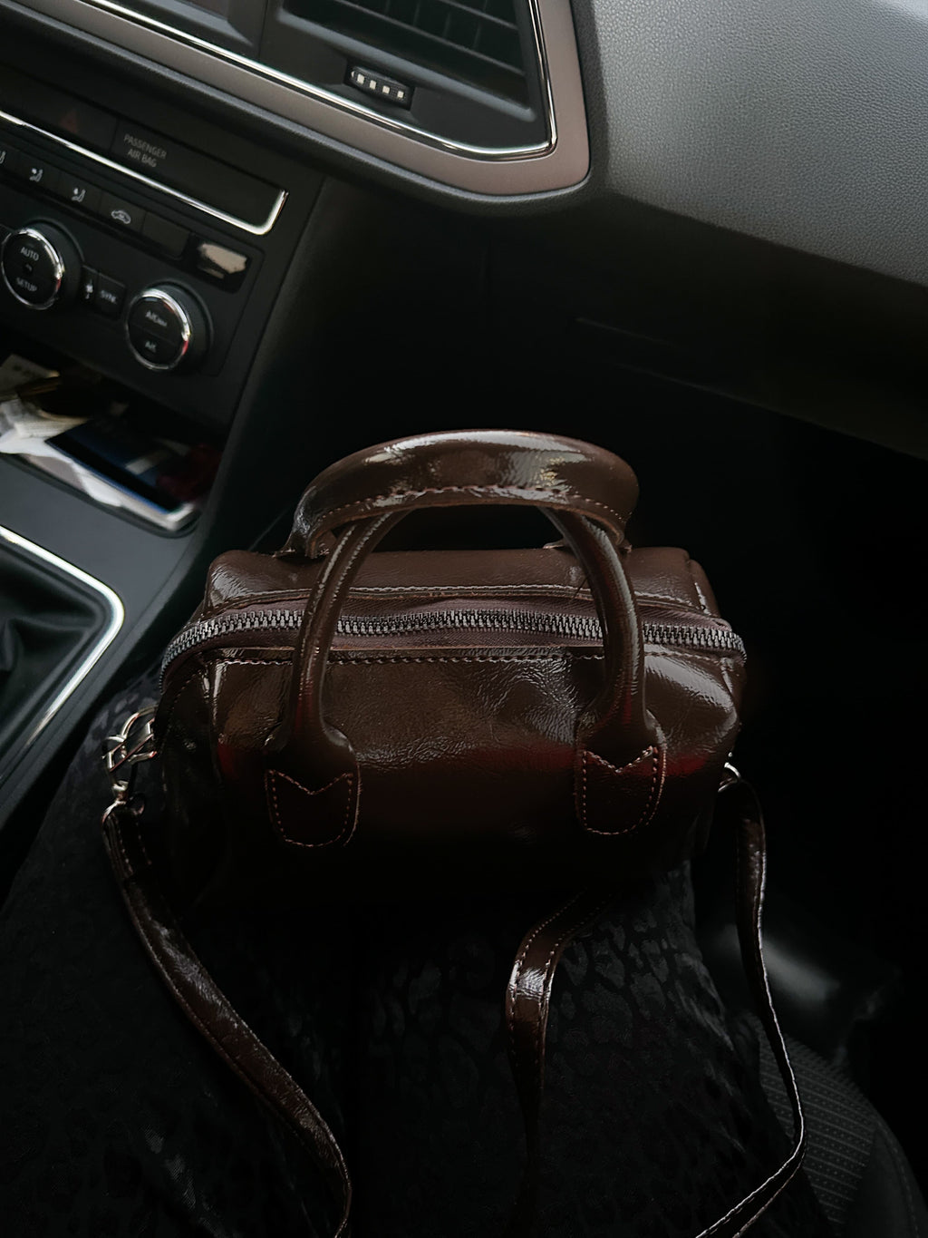 Kahverengi  Suni Deri Kırışık Kumaş Tek  Bölmeli Fermuarlı Ayarlanabilir Askılı El Omuz Çantası